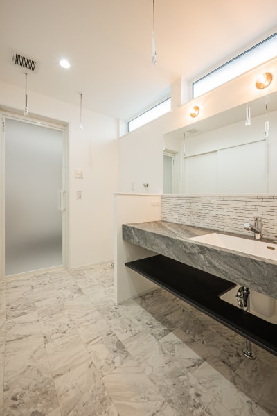 ラグジュアリーな造作洗面