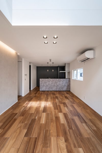 陽光×照明。スタイリッシュなくつろぎ空間